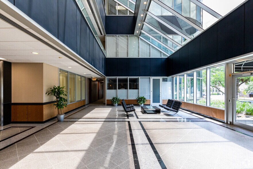 More Photos Of 8955 Katy Fwy, Houston Office For Lease