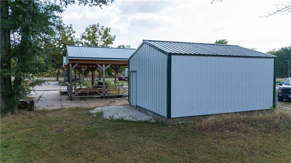 More Photos Of 74 2nd St, Moran Trailer Camper Park For Sale