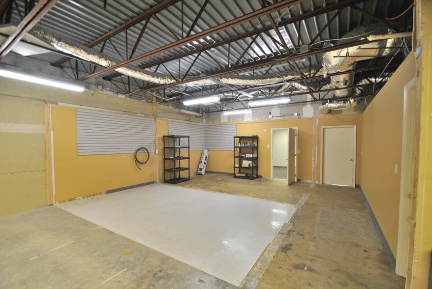 More Photos Of 1700 West Ave, Crossville Office For Lease