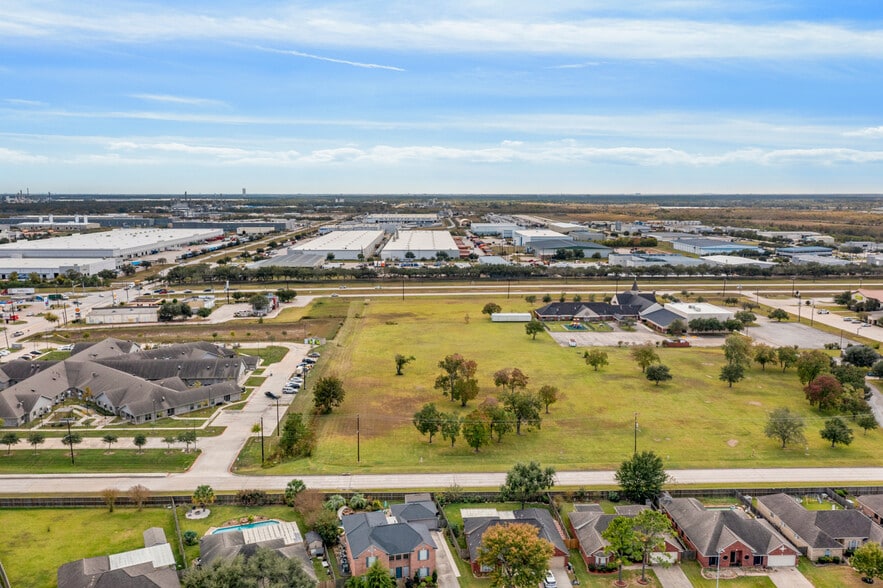More Photos Of 9601 Fairmont Parkway, La Porte Land For Sale