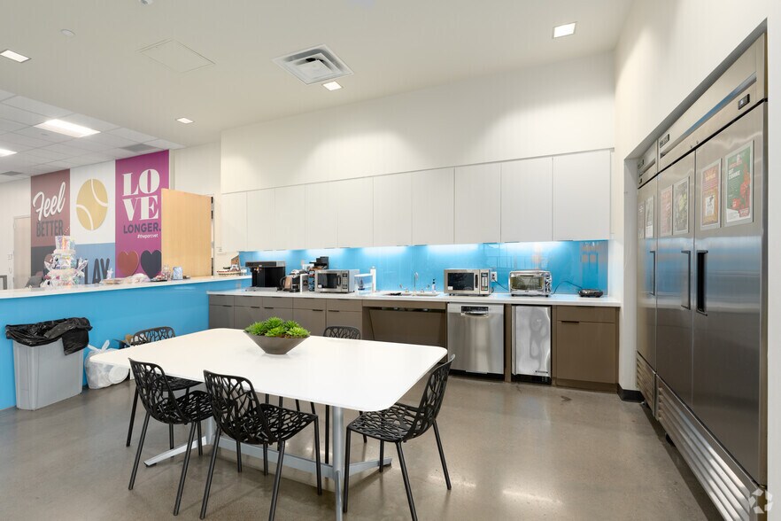 More Photos Of 4801 West Fwy, Fort Worth Veterinarian Kennel For Sale