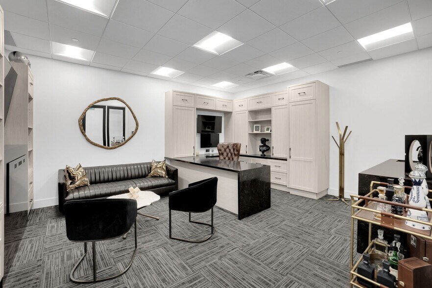 More Photos Of 7611 Pine Valley Dr, Vaughan Storefront Retail Office For Lease