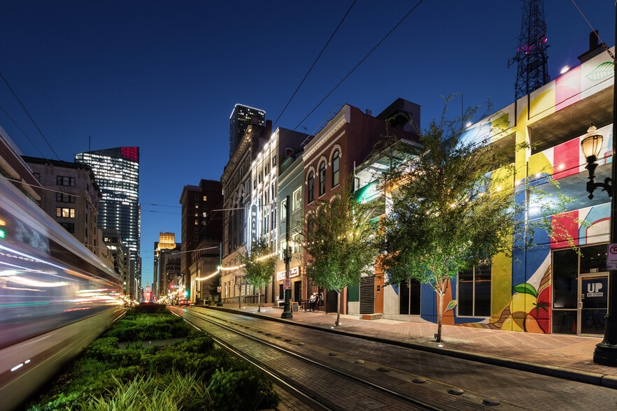 More Photos Of 108 Main St, Houston Bar For Lease