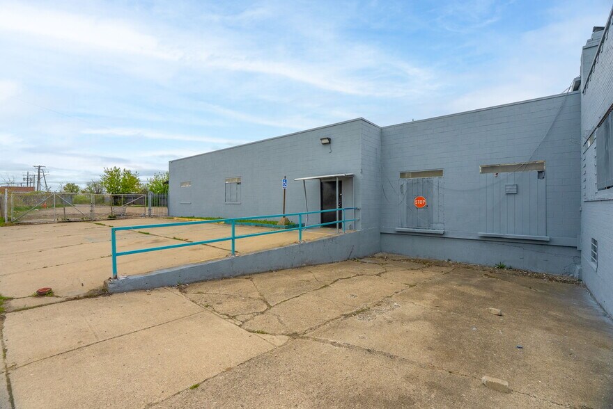 More Photos Of 9900 Northlawn St, Detroit Warehouse For Lease