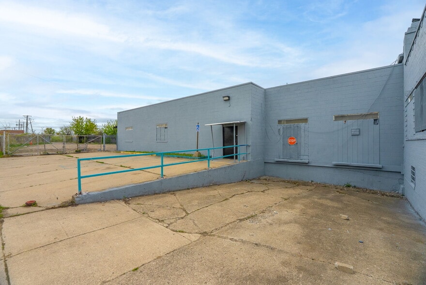 More Photos Of 9900 Northlawn St, Detroit Warehouse For Sale