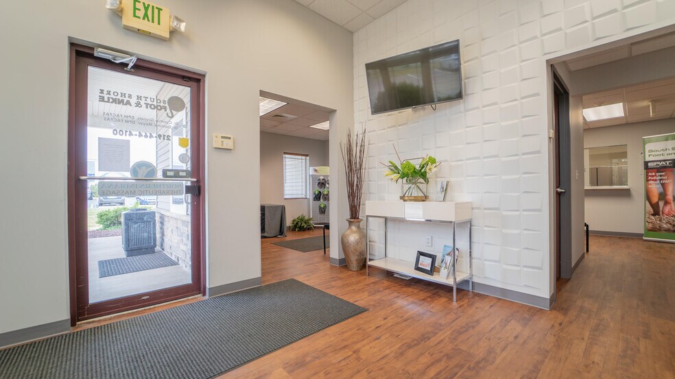 More Photos Of 951 Transport Dr, Valparaiso Office For Sale