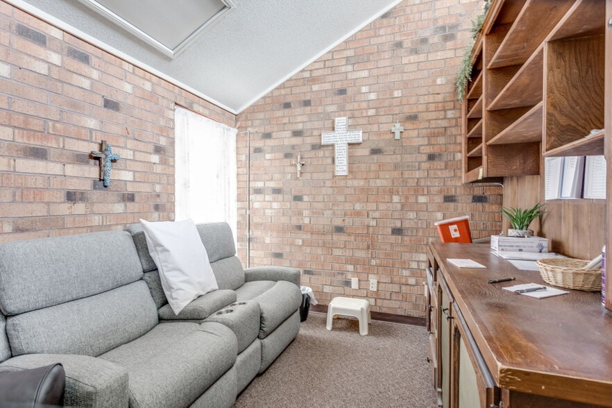 More Photos Of 20 E Dunloup Rd, Shawnee Medical For Sale