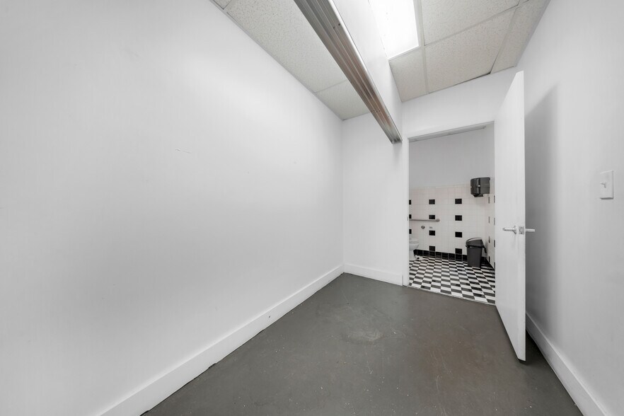 More Photos Of 2601 NW 105th Ave, Miami Warehouse For Sale