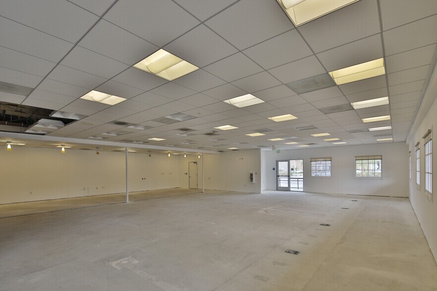 More Photos Of 21108 Ventura Blvd, Woodland Hills Bank For Lease