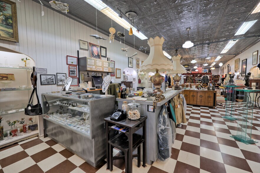 More Photos Of 511 Warren St, Hudson Storefront Retail Residential For Sale