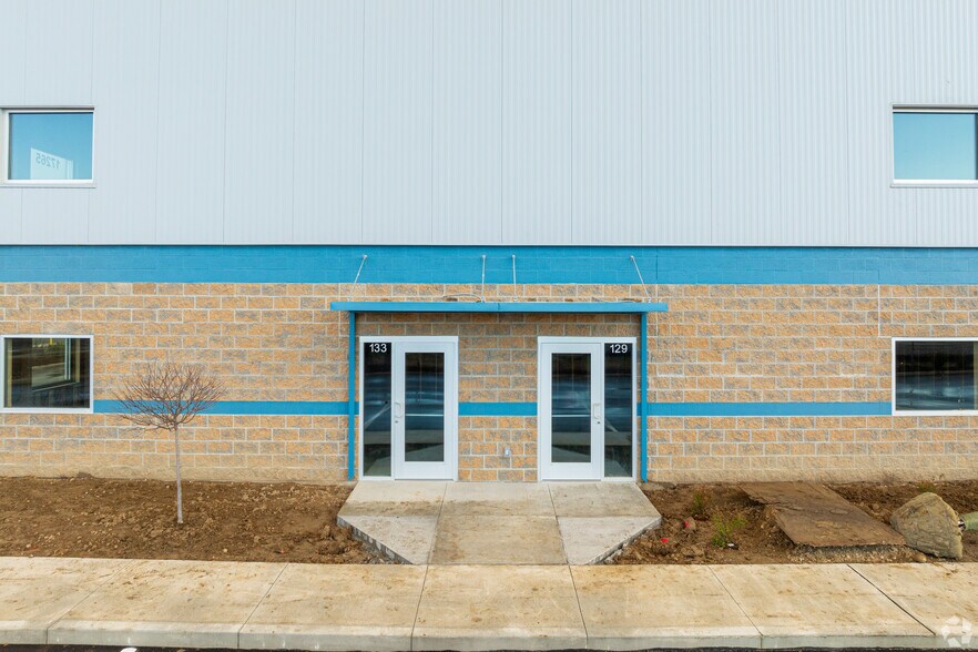 More Photos Of 17265 Harger Ct, Noblesville Showroom For Lease