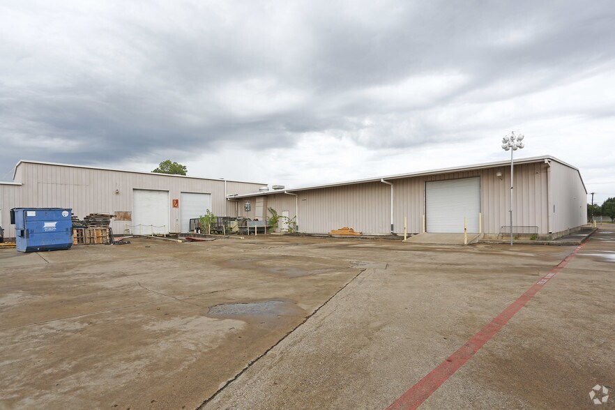 More Photos Of 300 S Kirby St, Garland Warehouse For Lease