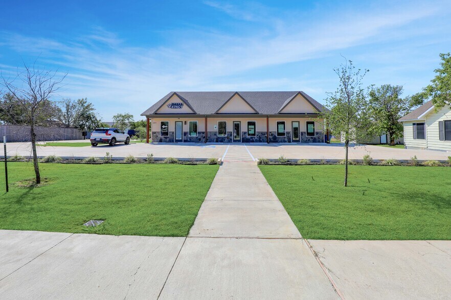 More Photos Of 201 W Main St, Gunter Showroom For Lease