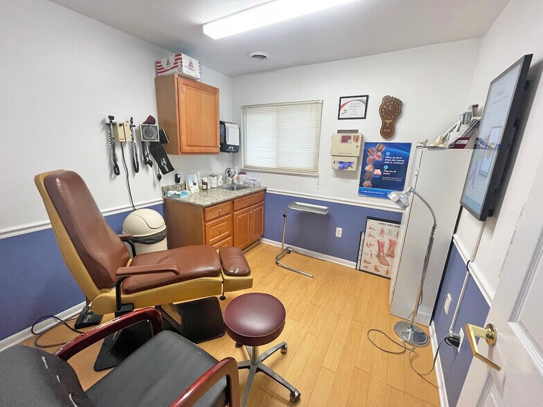 More Photos Of 422 N Center St, Northville Office For Sale