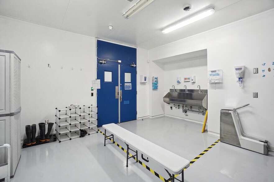 More Photos Of 500 Boul De L'aéroparc, Lachute Manufacturing For Sale