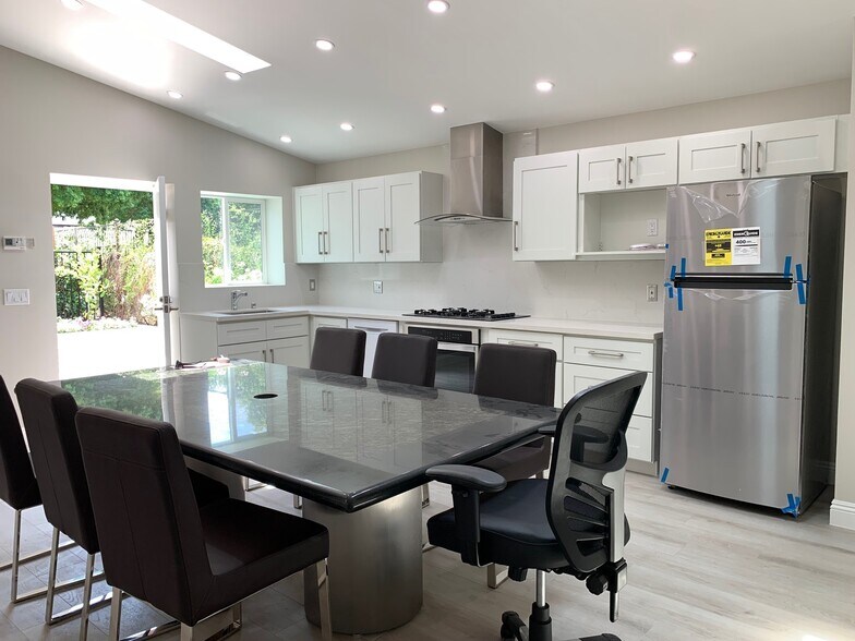 More Photos Of 23951 Craftsman Rd, Calabasas Office For Sale