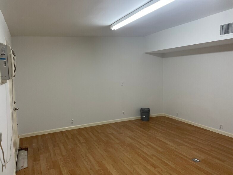 More Photos Of 738 W Hildebrand Ave, San Antonio Storefront Retail Office For Lease