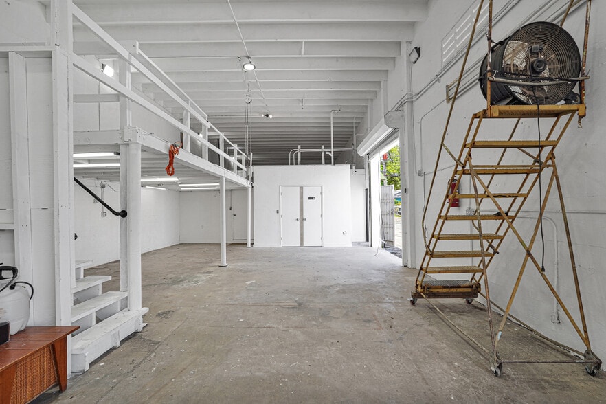 More Photos Of 7525 NE 3rd Pl, Miami Warehouse For Lease