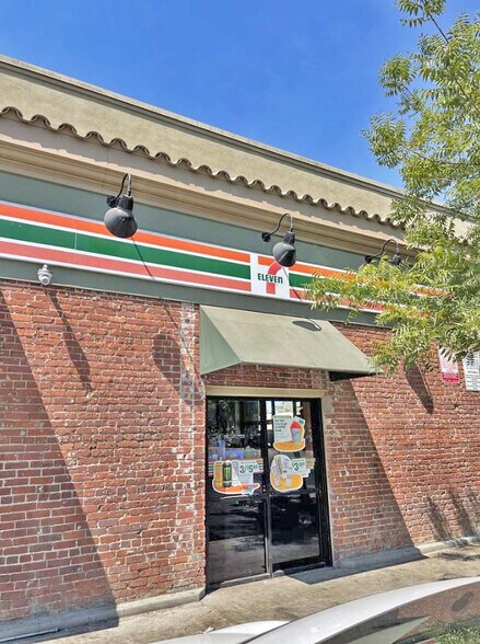More Photos Of 2630 Tulare St, Fresno Storefront Retail Office For Lease