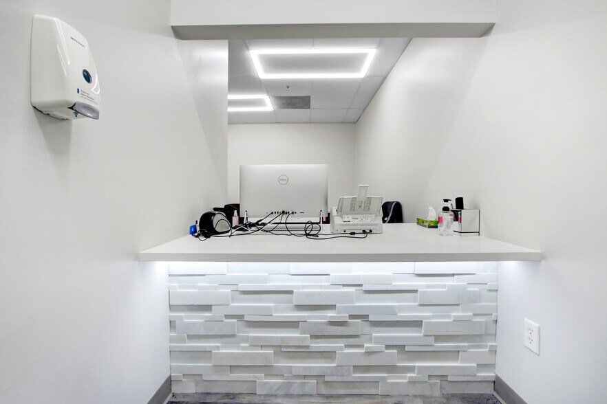 More Photos Of 9041 Magnolia Ave, Riverside Medical For Lease