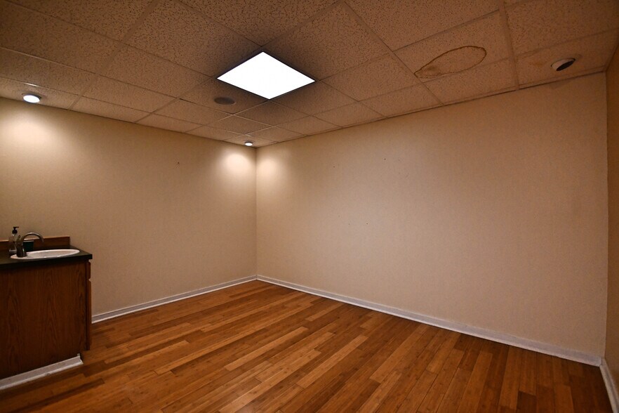 More Photos Of 1012 Trevitt St, The Dalles Showroom For Sale