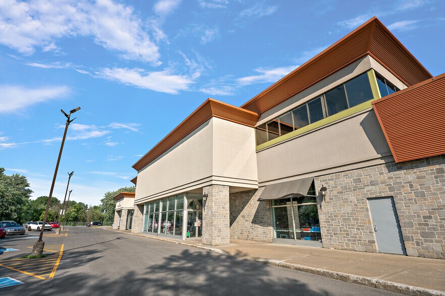 More Photos Of 1-19 Papineau, Joliette General Retail For Lease