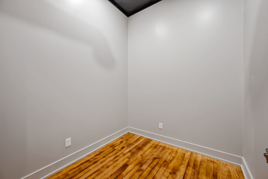 More Photos Of 33 N Sandusky St, Delaware Storefront Retail Office For Lease