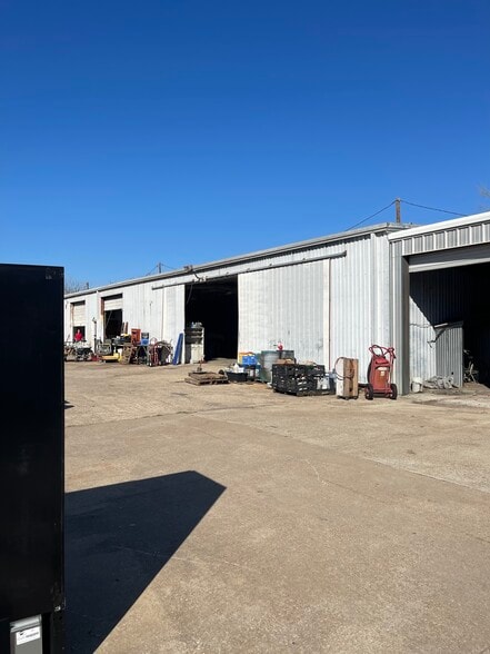 More Photos Of 3420 Sherwood Ave, Lancaster Manufacturing For Lease