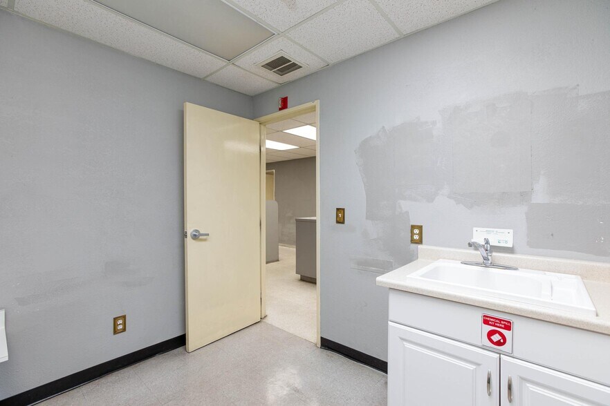 More Photos Of 872 E Sahara Ave, Las Vegas Medical For Lease
