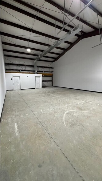 More Photos Of 100 NE Harlem Rd, Kansas City Light Manufacturing For Lease