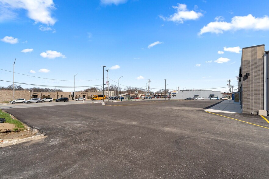 More Photos Of 7103 W 111th St, Worth Freestanding For Lease