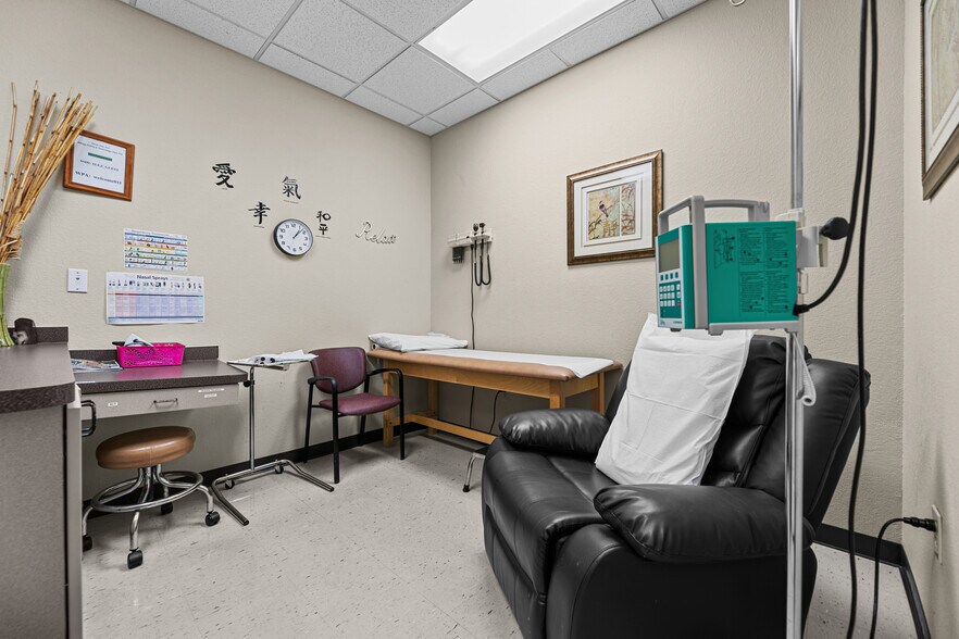 More Photos Of 1115 Kinwest Pky, Irving Medical For Lease