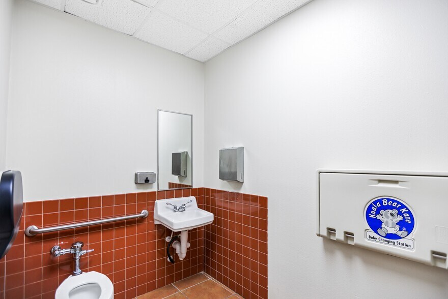 More Photos Of 802 E Expressway 83, La Joya General Retail For Sale