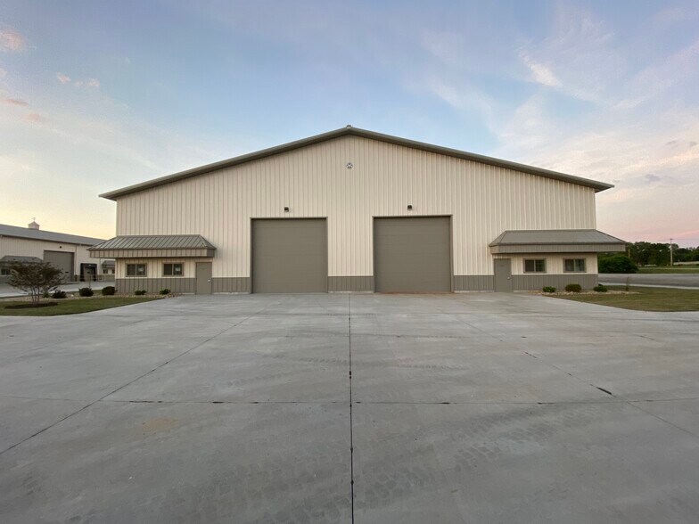 More Photos Of 100 Brakeshoe Ct, East Moline Warehouse For Lease