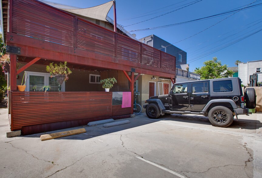 More Photos Of 565 Westminster Ave, Venice Apartments For Sale