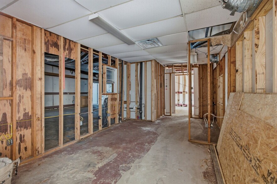 More Photos Of 1315 Ruth St, Sulphur Office For Lease