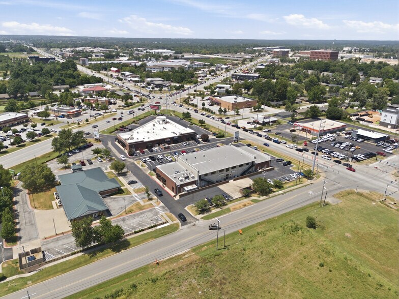 More Photos Of 201 SW 14th St, Bentonville Unknown For Lease