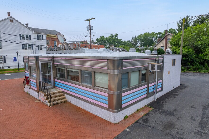 More Photos Of 113 W Broadway, Salem Restaurant For Sale