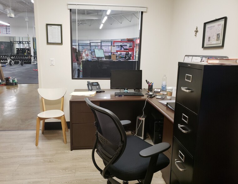 More Photos Of 7840 Roswell Rd, Sandy Springs Office For Sale