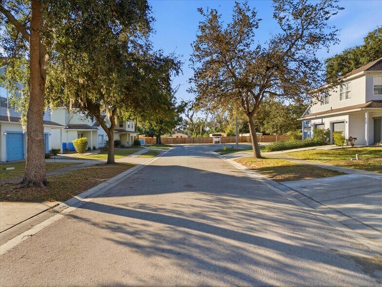 More Photos Of 5001 Beechcraft Way, Seffner Apartments For Sale