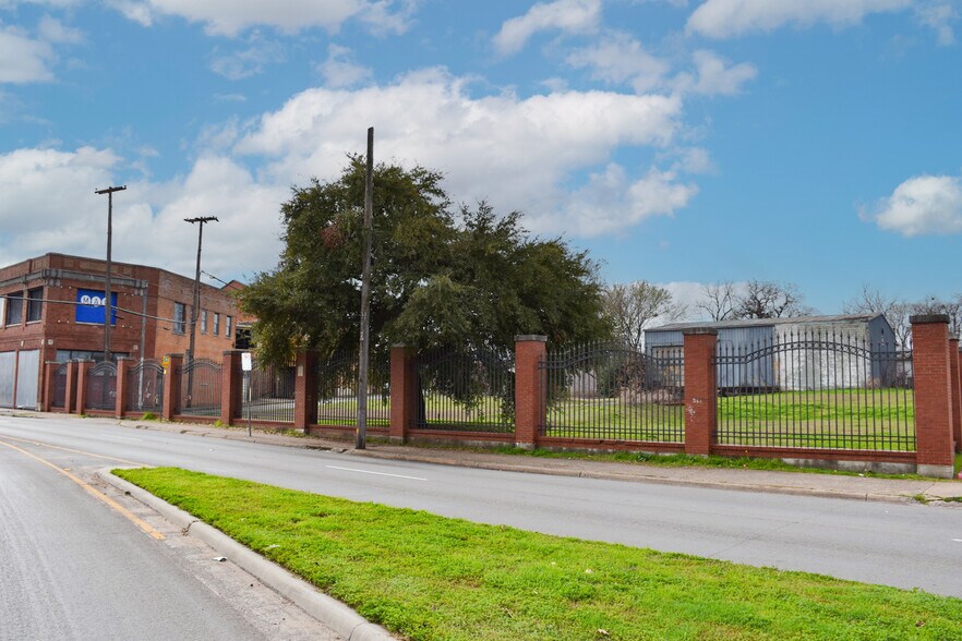 More Photos Of 1516 Sullivan Dr, Dallas Unknown For Lease