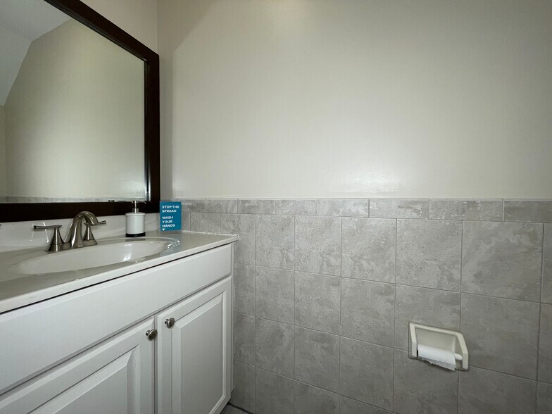 More Photos Of 123 N Henry St, Alexandria Office For Lease