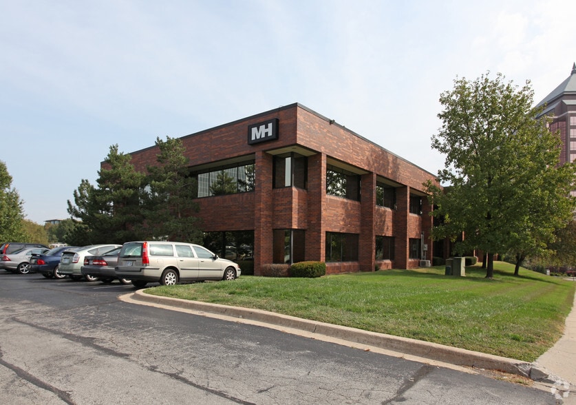 More Photos Of 7600 W 110th St, Overland Park Office For Lease