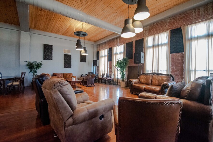 More Photos Of 322 E Don Tyler Ave, Dewey Storefront For Sale