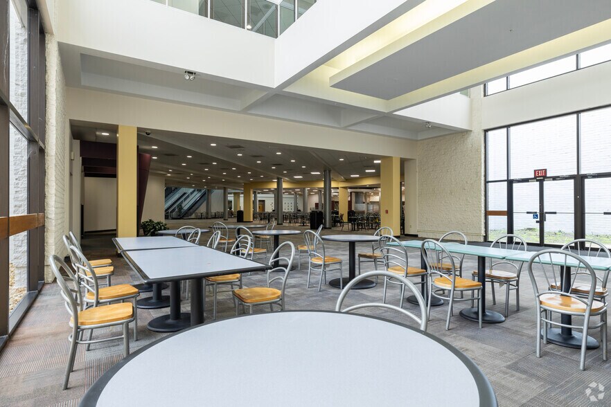 More Photos Of 5701 E Hillsborough Ave, Tampa Office For Lease