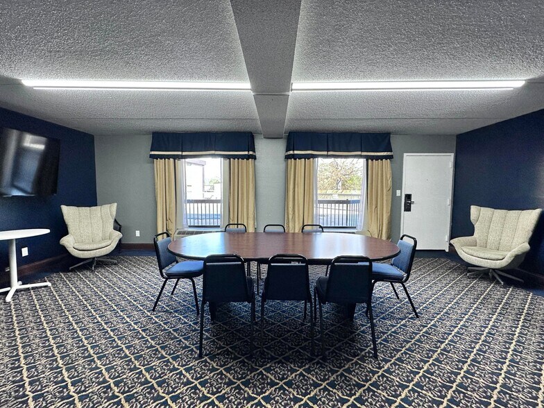 More Photos Of 2075 Highway 192 W, London Hotel For Sale