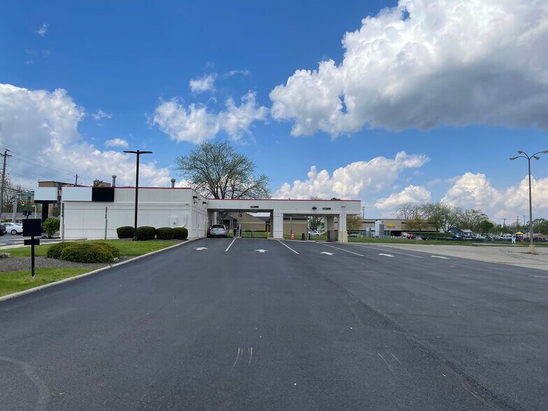 More Photos Of 402 S Burnett Rd, Springfield Bank For Lease