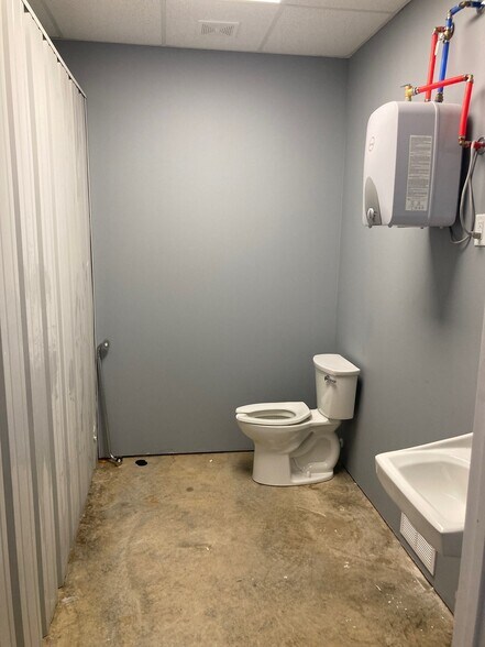 More Photos Of 2431 Washington Avenue, Jonesboro Light Distribution For Lease