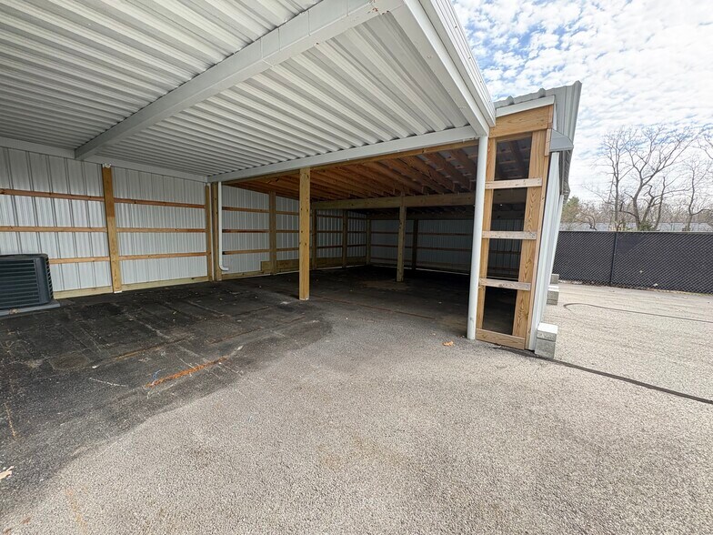 More Photos Of 5513 N Oxford St, Indianapolis Service For Lease