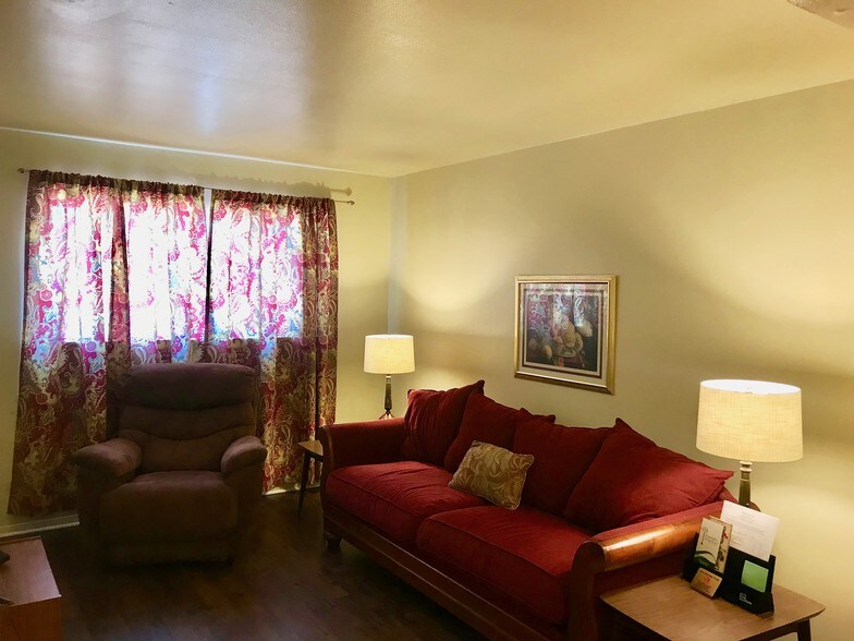 More Photos Of 528 S Saunders Ave, Tyler Hotel For Sale